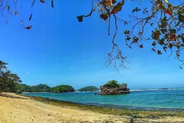 5 Pantai yang Ramai Pengunjung di Jawa Timur